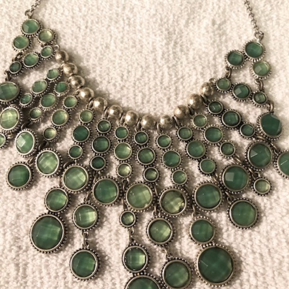 NECKLACE  Green gemstones with silver accent